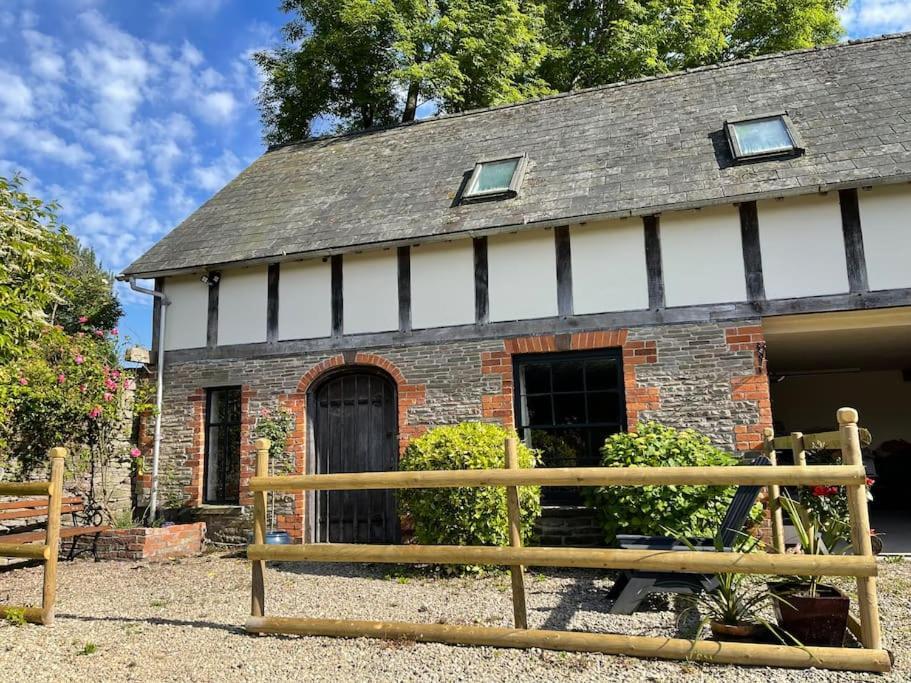 Stylish 2-Bed Cottage With Secure Parking Winforton Exteriör bild