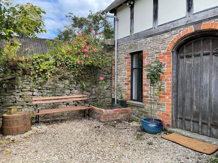Stylish 2-Bed Cottage With Secure Parking Winforton Exteriör bild