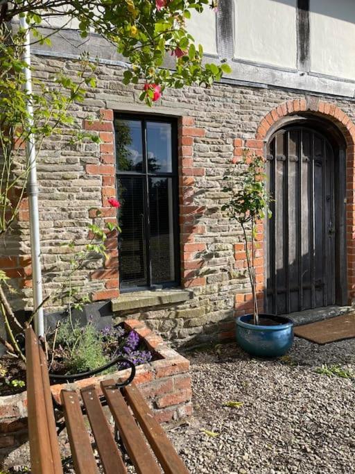 Stylish 2-Bed Cottage With Secure Parking Winforton Exteriör bild