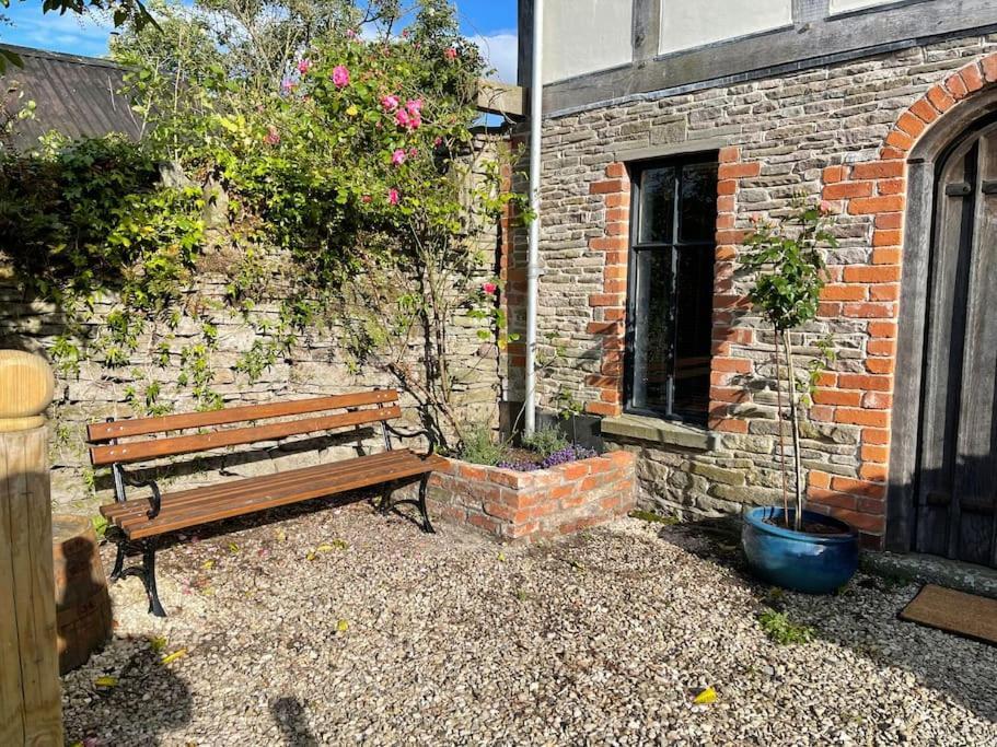 Stylish 2-Bed Cottage With Secure Parking Winforton Exteriör bild
